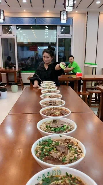智能面食競(jìng)技盛宴，全新科技引領(lǐng)吃面條比賽風(fēng)潮！