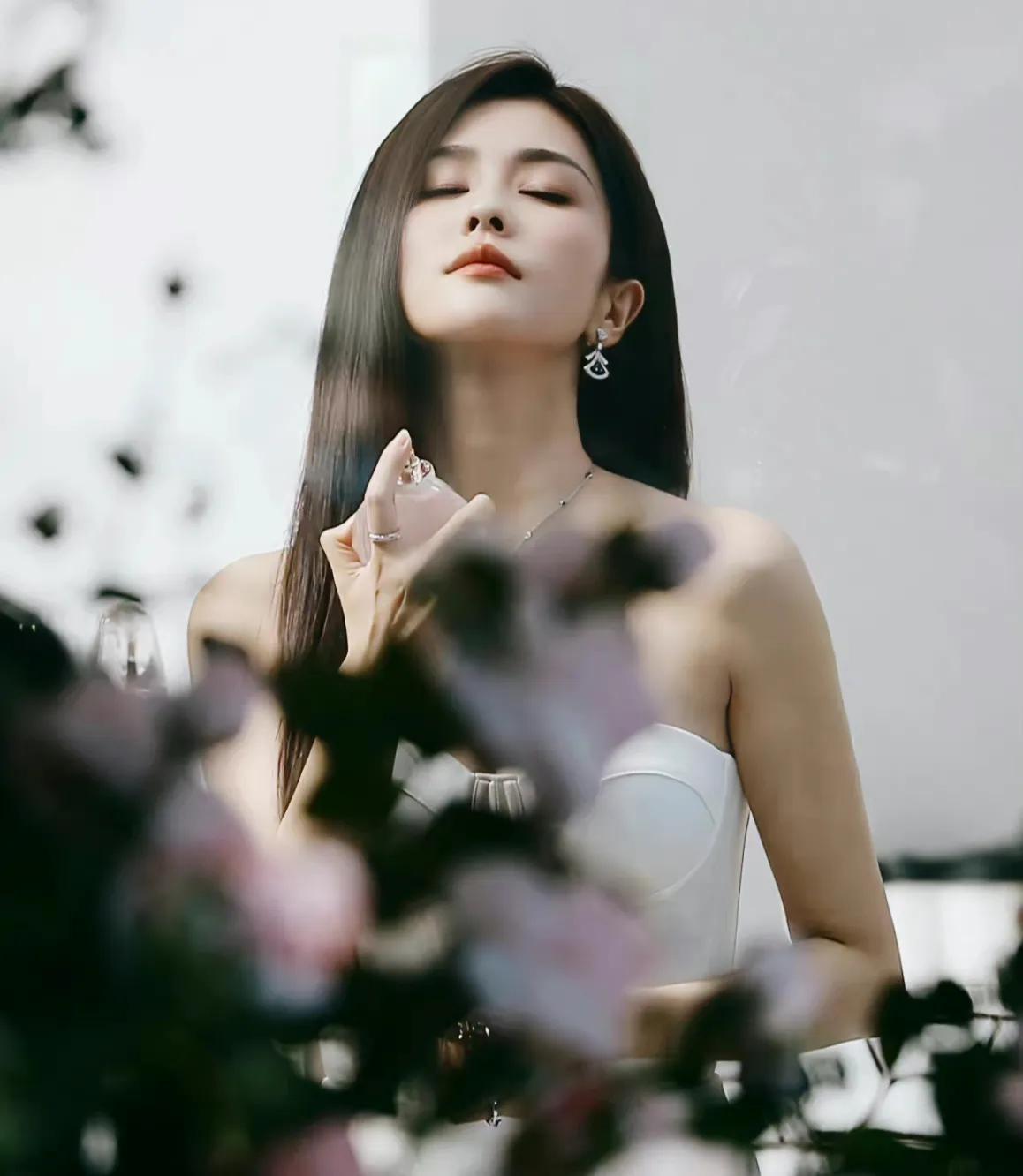 劉雯最新壁紙，時尚魅力的完美展現(xiàn)